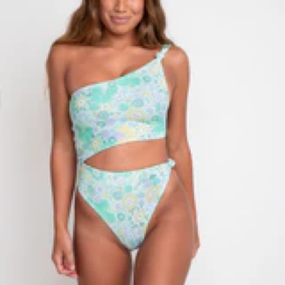 Skatie x Amber Fillerup Clark Collab Nicole - Haleiwa